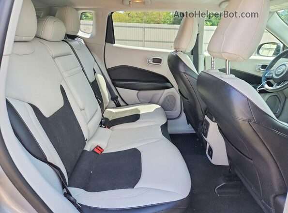 3C4NJDBBXJT161260 2018 JEEP COMPASS Silver Vista interior trasera