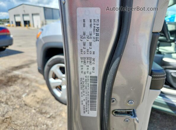 3C4NJDBBXJT161260 2018 JEEP COMPASS Silver Vista de la etiqueta del VIN