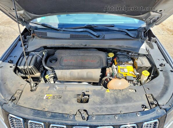 3C4NJDBBXJT161260 2018 JEEP COMPASS Silver Vista del compartimento del motor
