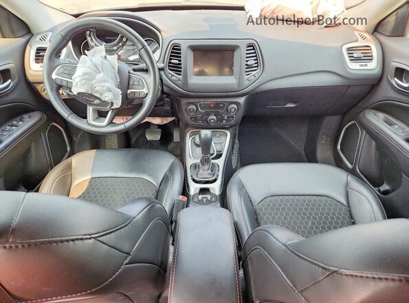 3C4NJDBBXKT776585 2019 JEEP COMPASS Белый Вид панели приборов