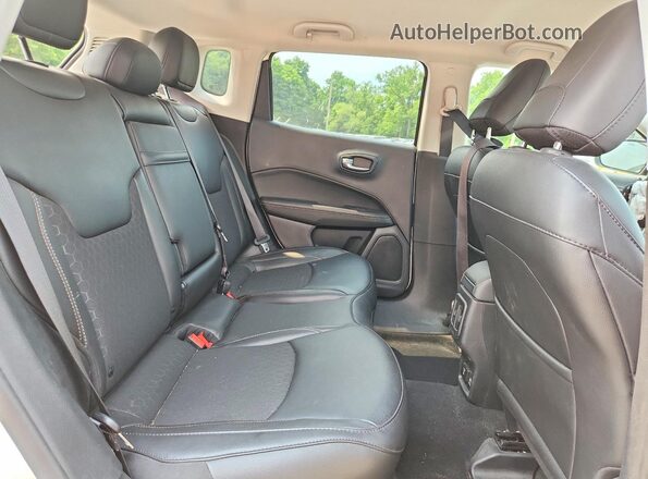 3C4NJDBBXKT776585 2019 JEEP COMPASS Белый Вид задней части салона