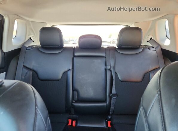 3C4NJDBBXNT132461 2022 JEEP COMPASS Серебряный Вид задних сидений