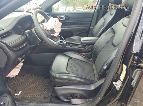 3C4NJDBN0PT564134 2023 JEEP COMPASS Черный Вид салона спереди