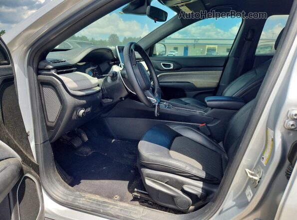 3C4NJDBN0ST503665 2025 JEEP COMPASS Silver Front interior view