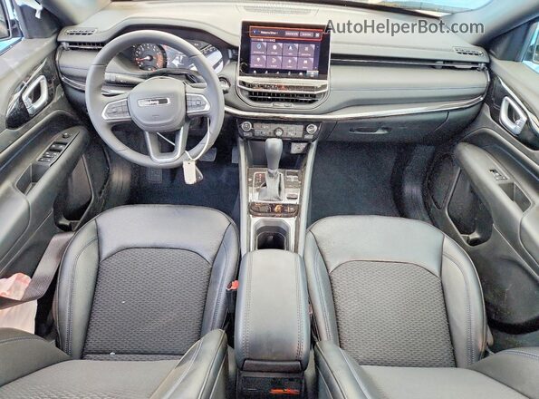 3C4NJDBN0TT191896 2026 JEEP COMPASS Красный Вид панели приборов