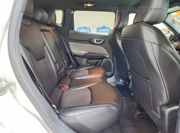 3C4NJDBN1RT138567 2024 JEEP COMPASS White Rear interior view