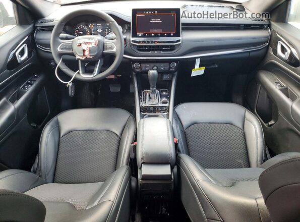 3C4NJDBN1TT178770 2026 JEEP COMPASS Burgundy Widok deski rozdzielczej