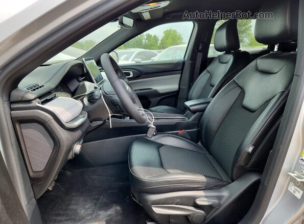 3C4NJDBN3RT113945 2024 JEEP COMPASS Silver Вид салону спереду