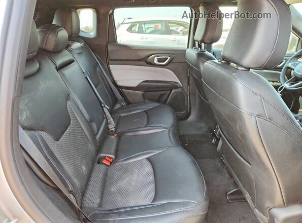 3C4NJDBN3RT113945 2024 JEEP COMPASS Silver Вид задньої частини салону