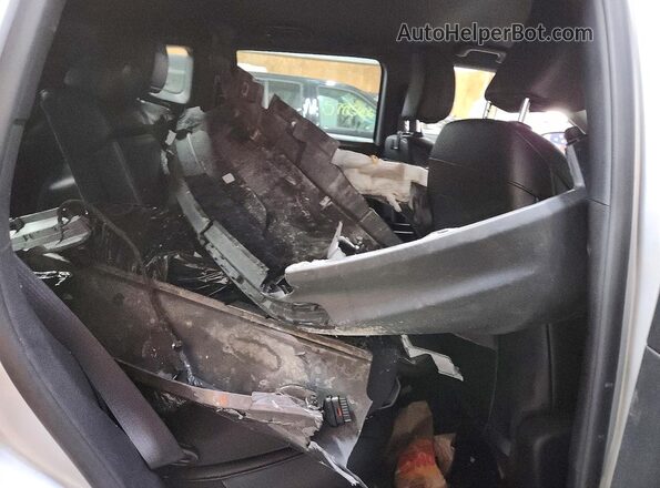 3C4NJDBN3RT118661 2024 JEEP COMPASS Серебряный Вид задней части салона
