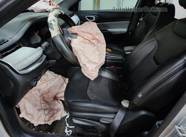 3C4NJDBN3RT118661 2024 JEEP COMPASS Серебряный Вид салона спереди