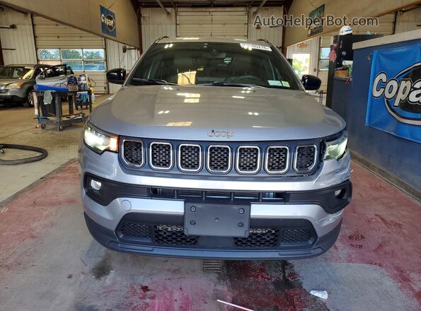 3C4NJDBN3RT603494 2024 JEEP COMPASS Silver Widok z przodu