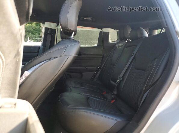 3C4NJDBN5RT135333 2024 JEEP COMPASS Silver Вид задньої частини салону