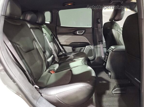 3C4NJDBN9RT598334 2024 JEEP COMPASS Gray Vista interior trasera