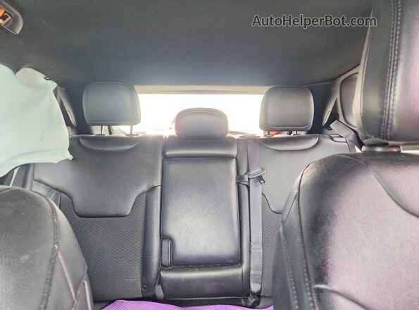 3C4NJDBNXRT132833 2024 JEEP COMPASS White Rear seats view