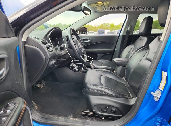 3C4NJDCB0JT328983 2018 JEEP COMPASS Синий Вид салона спереди