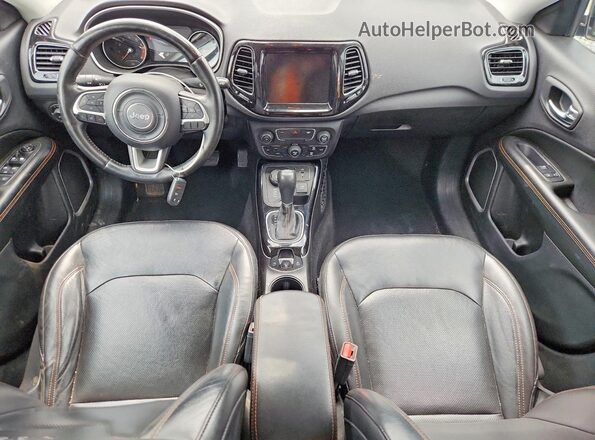 3C4NJDCB0JT328983 2018 JEEP COMPASS Синий Вид панели приборов