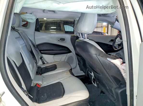 3C4NJDCB1JT231680 2018 JEEP COMPASS Белый Вид задней части салона