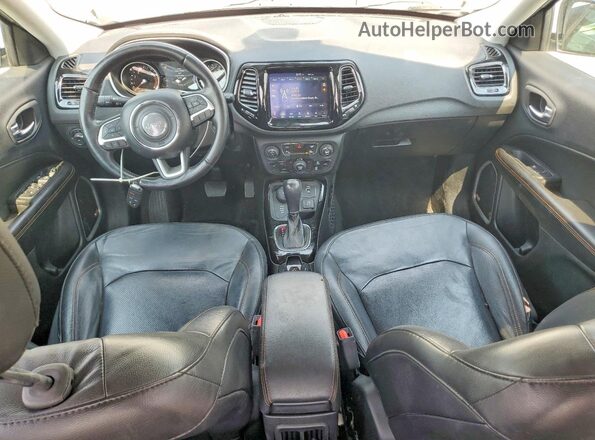 3C4NJDCB1JT258863 2018 JEEP COMPASS White Вид панелі приладів