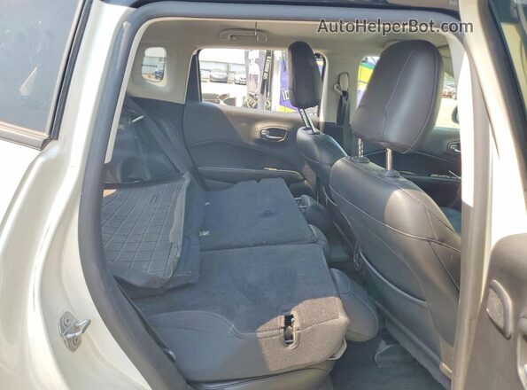 3C4NJDCB1JT258863 2018 JEEP COMPASS White Вид задньої частини салону