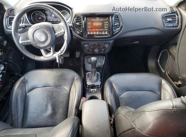 3C4NJDCB1JT354900 2018 JEEP COMPASS Серый Вид панели приборов