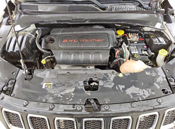 3C4NJDCB1JT470355 2018 JEEP COMPASS White Vista del compartimento del motor
