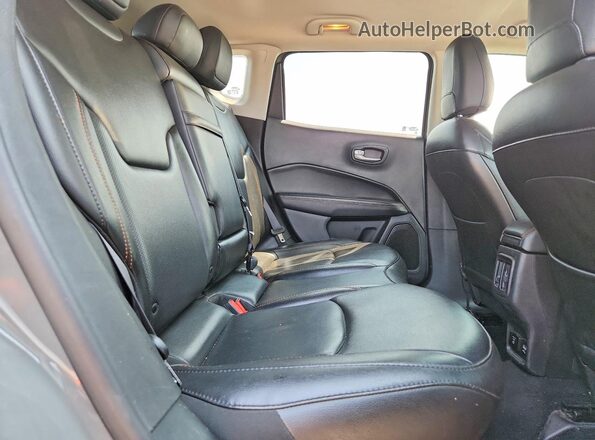 3C4NJDCB1KT673053 2019 JEEP COMPASS Gray უკანა სალონის ხედი