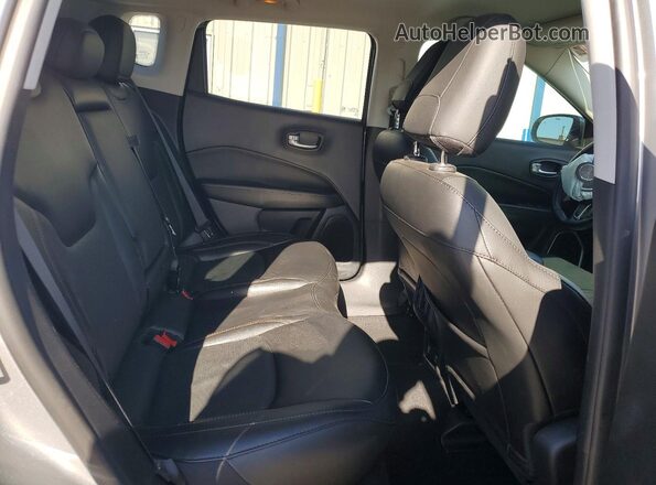 3C4NJDCB1MT550520 2021 JEEP COMPASS Серебряный Вид задней части салона