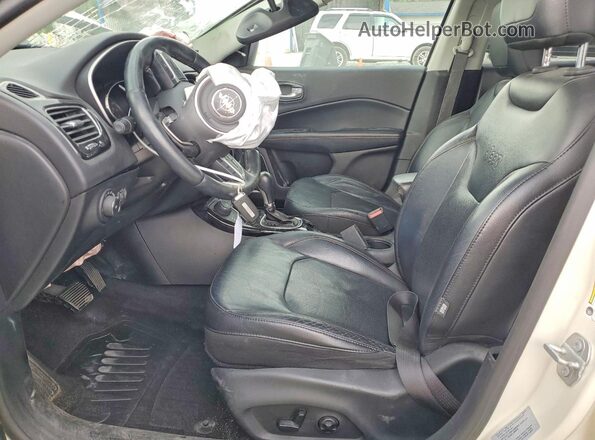 3C4NJDCB2JT134357 2018 JEEP COMPASS White Вид салону спереду