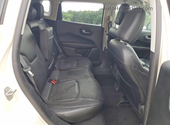 3C4NJDCB2JT134357 2018 JEEP COMPASS White Вид задньої частини салону