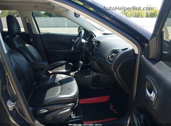 3C4NJDCB2JT136352 2018 JEEP COMPASS Серый Вид салона спереди