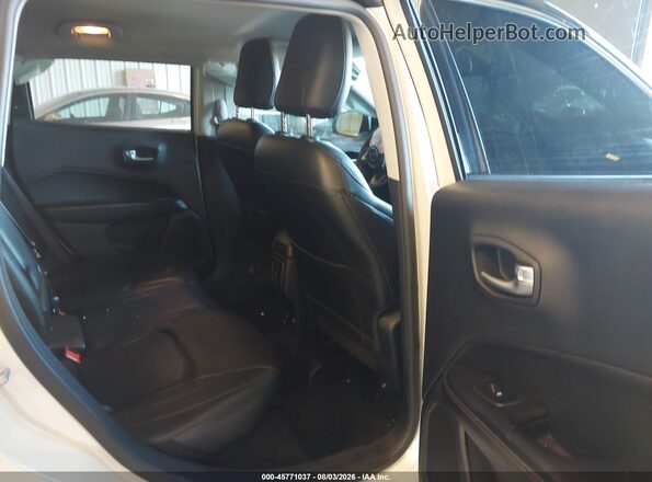 3C4NJDCB2JT329004 2018 JEEP COMPASS White VIN կոդի պիտակի տեսք