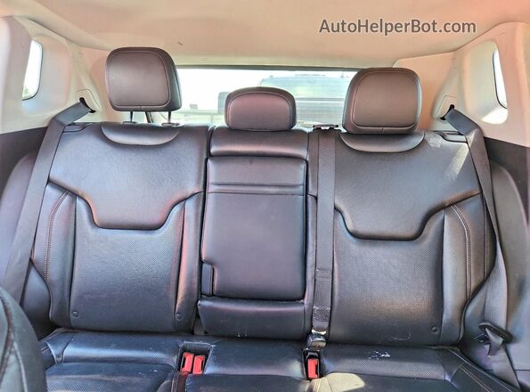 3C4NJDCB2JT470848 2018 JEEP COMPASS Red Vista de los asientos traseros