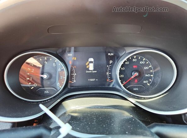3C4NJDCB2JT470848 2018 JEEP COMPASS Red Vista del cuadro de instrumentos