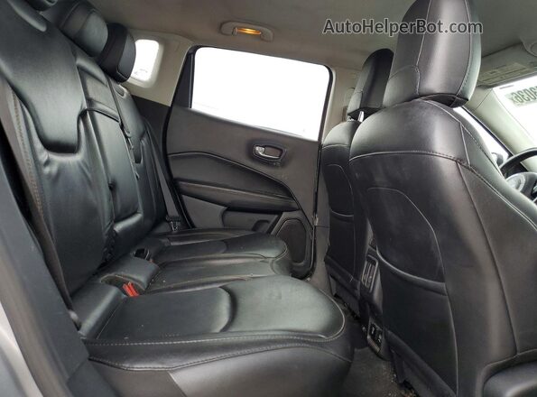 3C4NJDCB2KT620720 2019 JEEP COMPASS Silver Widok wnętrza z tyłu