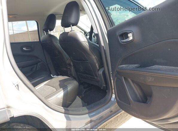3C4NJDCB4LT227917 2020 JEEP COMPASS Gray Widok naklejki z numerem VIN
