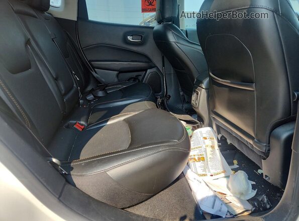 3C4NJDCB4LT245883 2020 JEEP COMPASS White Вид задньої частини салону