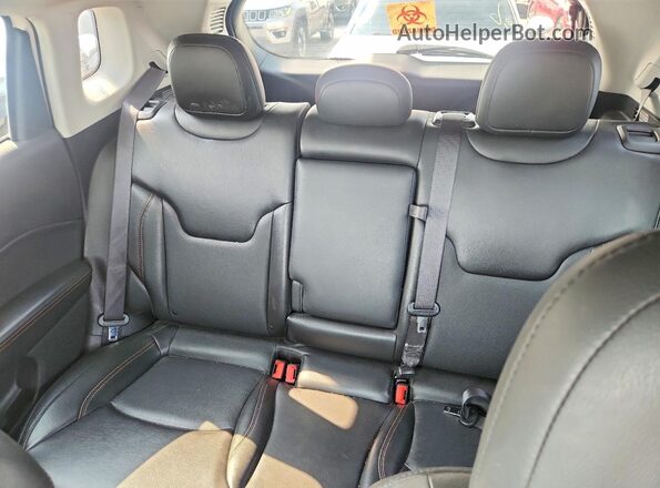 3C4NJDCB4LT245883 2020 JEEP COMPASS White Вид задніх сидінь