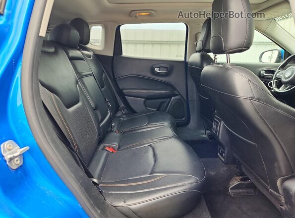 3C4NJDCB5JT414953 2018 JEEP COMPASS Синий Вид задней части салона
