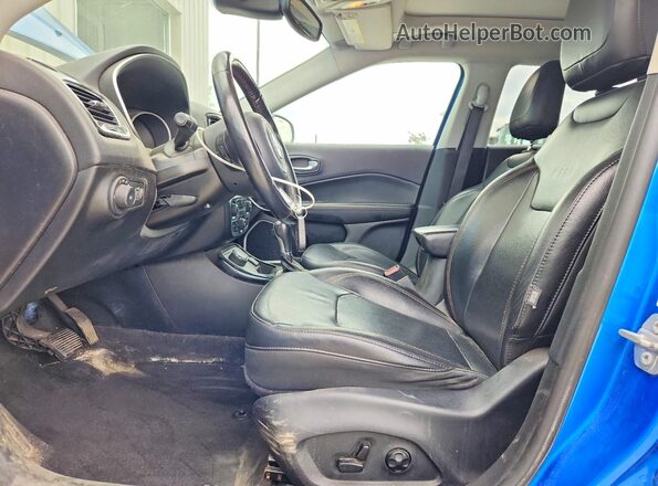 3C4NJDCB5JT414953 2018 JEEP COMPASS Синий Вид салона спереди