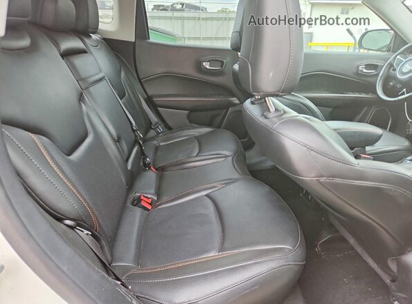 3C4NJDCB5KT601076 2019 JEEP COMPASS White Rear interior view