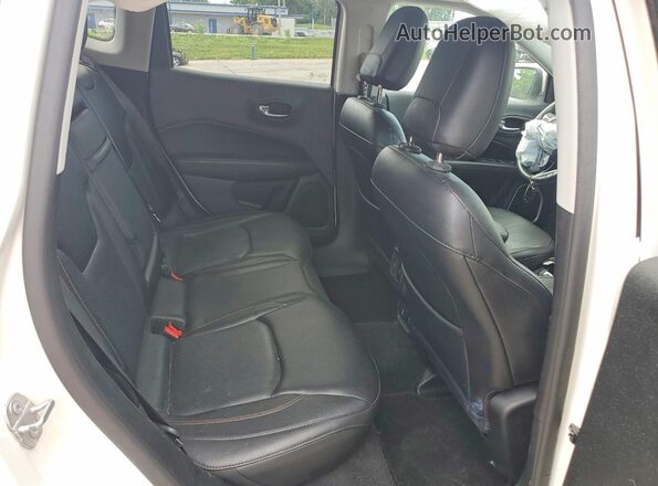 3C4NJDCB6HT630661 2017 JEEP COMPASS White Widok wnętrza z tyłu