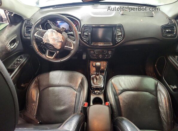 3C4NJDCB6JT104584 2018 JEEP COMPASS Белый Вид панели приборов