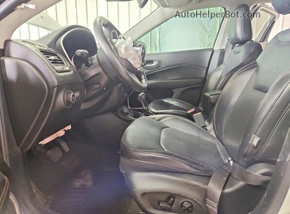 3C4NJDCB6JT104584 2018 JEEP COMPASS Белый Вид салона спереди