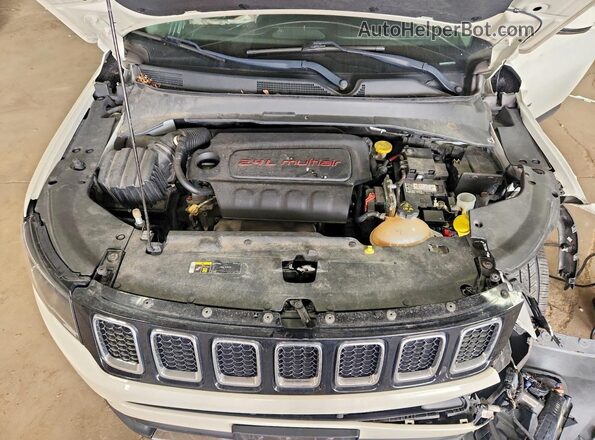 3C4NJDCB6JT104584 2018 JEEP COMPASS Белый Вид задней части салона