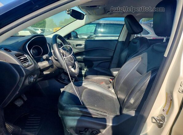 3C4NJDCB6JT163618 2018 JEEP COMPASS Белый Вид салона спереди