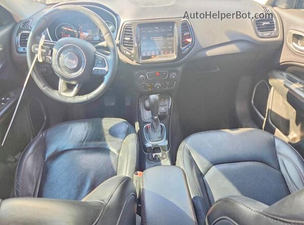 3C4NJDCB6JT163618 2018 JEEP COMPASS Белый Вид панели приборов