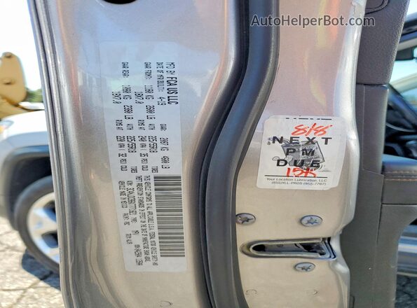 3C4NJDCB6KT771821 2019 JEEP COMPASS Silver Engine compartment view