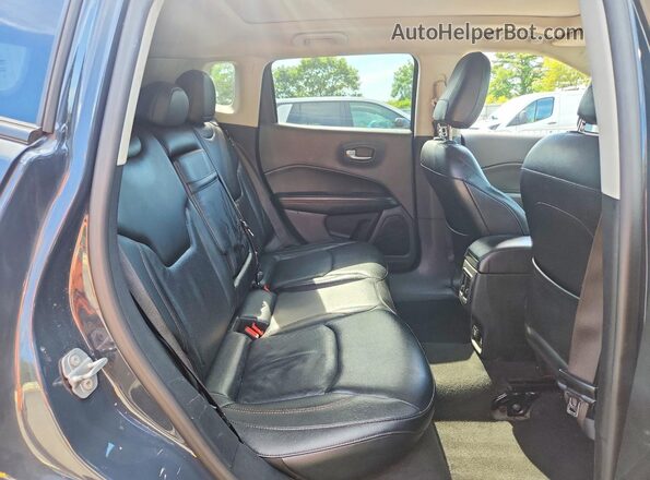 3C4NJDCB7JT143992 2018 JEEP COMPASS Gray Rear seats view