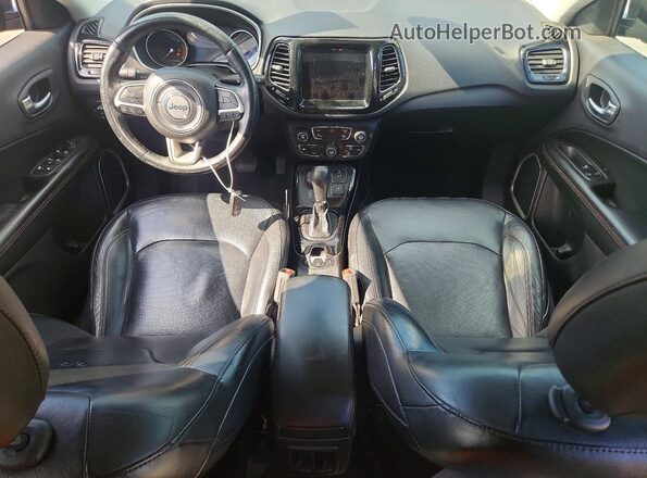3C4NJDCB7JT143992 2018 JEEP COMPASS Gray Dashboard view